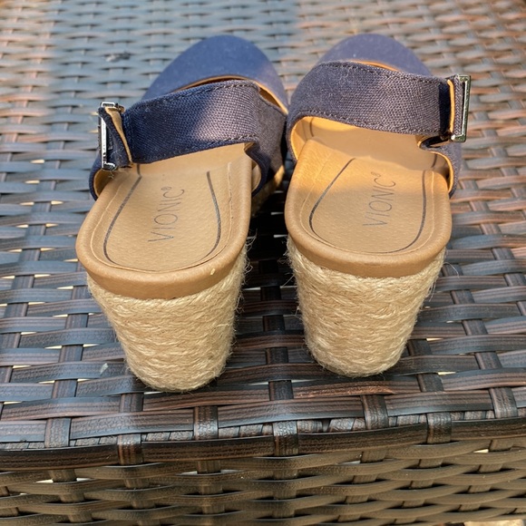 Vionic Coralina Wedge Heel / Size 7. Like new. - Picture 2 of 11